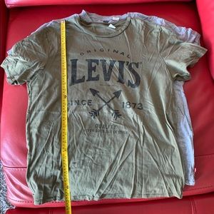 set of 2 Levi’s t shirts
